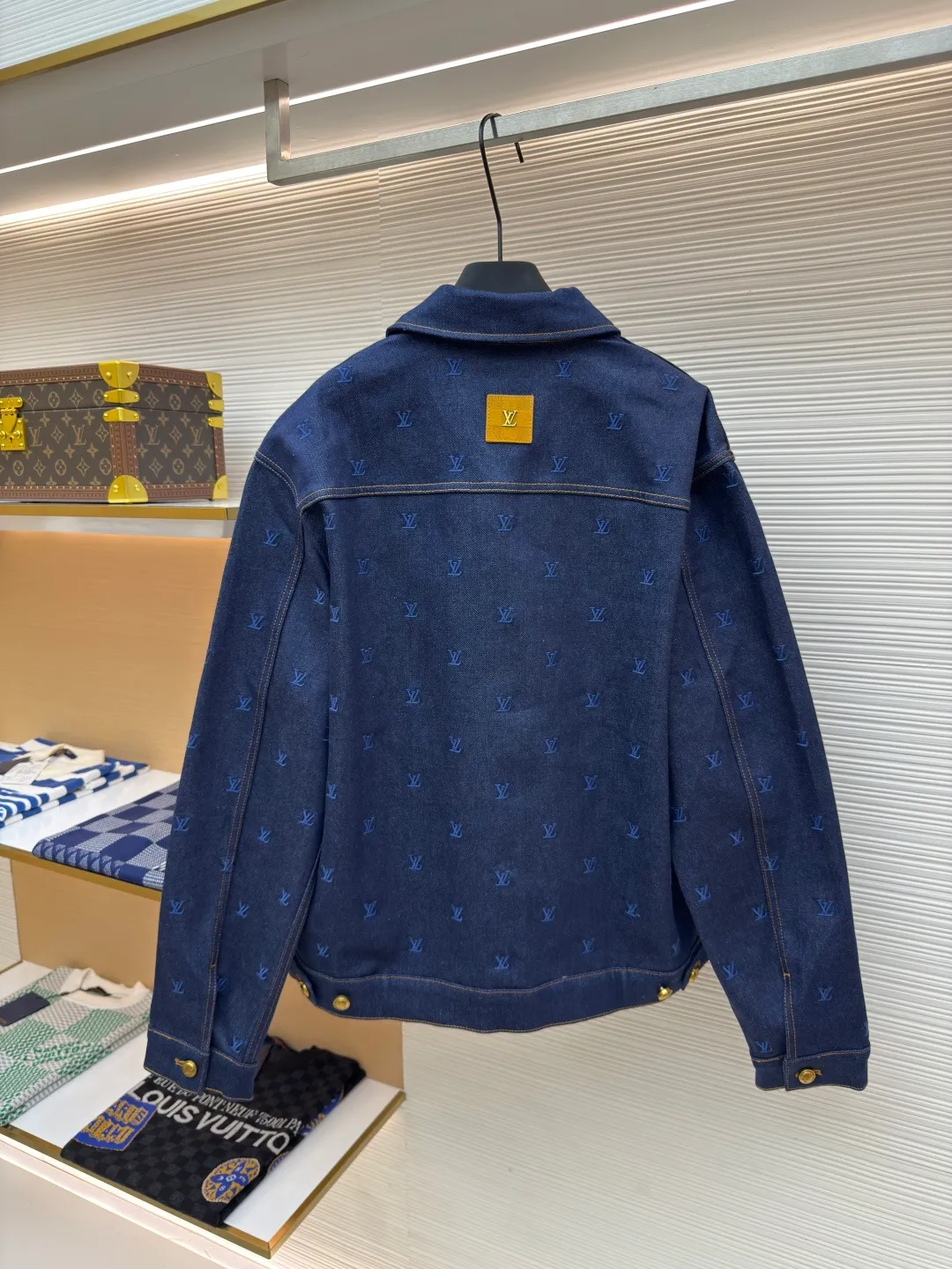 LOUIS VUITTON embroidered logo denim jacket ●Authentic product: purchased and developed by 26506 ●Item number: 1680016-B85 ●Fabric: denim fabric ●Technology: embroidery production ●Version: fitted version ●Weight: about 1290 grams ●Size: 46-48-50-52 ●Description: The fabric is made of 430g denim fabric, which feels breathable and comfortable after washing. Every detail is customized by YB, with matching patterns, custom hardware buttons, and leather tags that are highly restored, comparable to the original ones. It can be matched with the same style to create a fashionable look, and can be used in various occasions. Customized accessories, complete with three standards, same style for men and women!